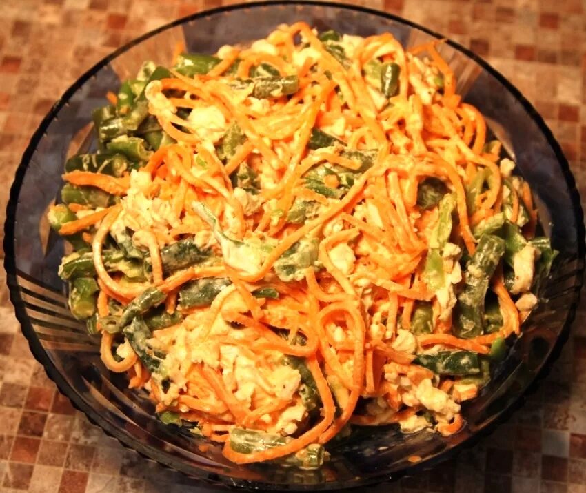 салат с сухариками и копченой курицей и помидорами. салат из копчёной курицы с корейской морковкой и фасолью. салат курица морковь фасоль сыр. салат с корейской морковкой и курицей и фасолью. салат с белой и красной фасолью.