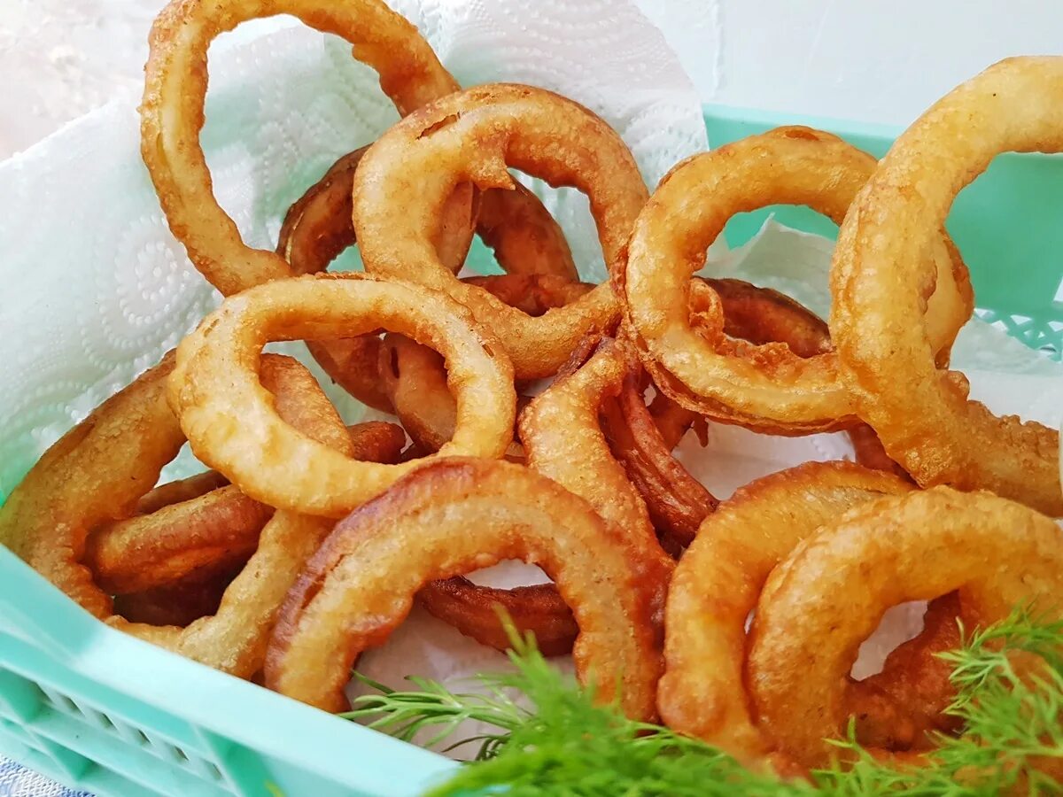 Луковые кольца внутри. Кляр из пива. Луковые кольца с соусом. Луковые колечки в кляре. Луковые кольца в пивном кляре.