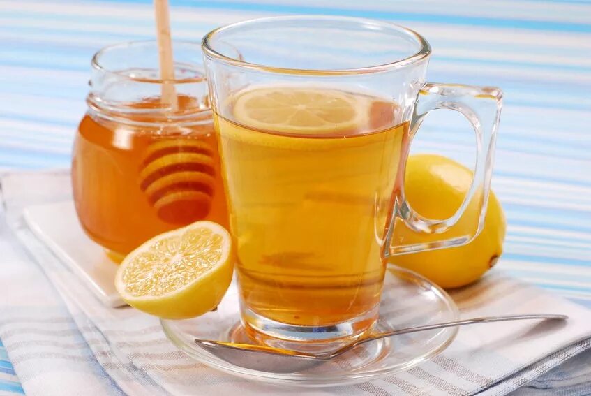 Чай с лимоном и медом. Вода с лимоном и медом. Медовая вода с лимоном. Медовые напитки. Чай с лимоном польза для организма