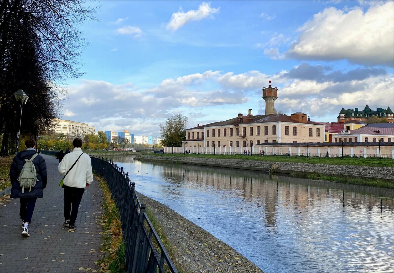 Река уводь. Река Уводь Иваново. Старая фабрика на берегу Уводь. Река Уводь Владимирская область. Иваново Пушкино театр и Уводь.