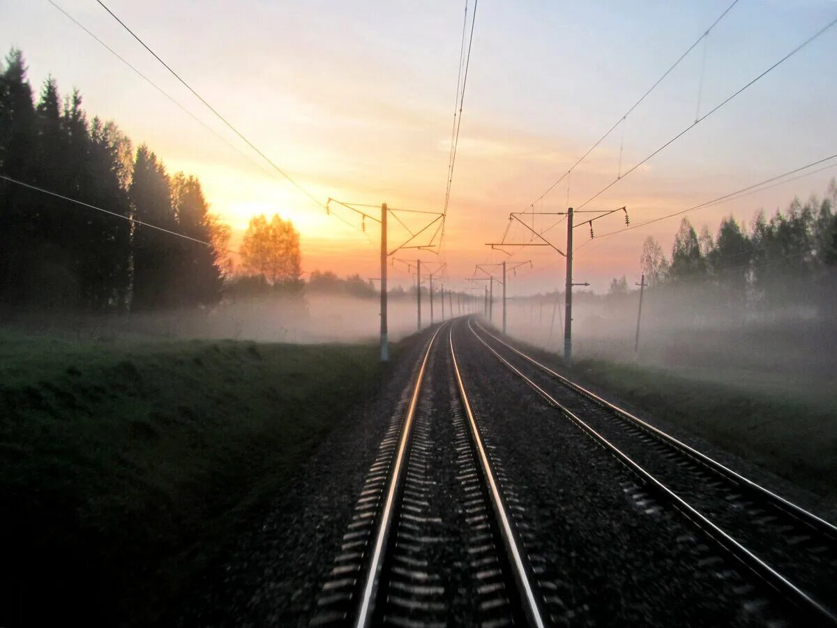 Поезд вдали. Железная дорога туман. Железная дорога закат. Рассвет на железной дороге. Уходящий поезд.