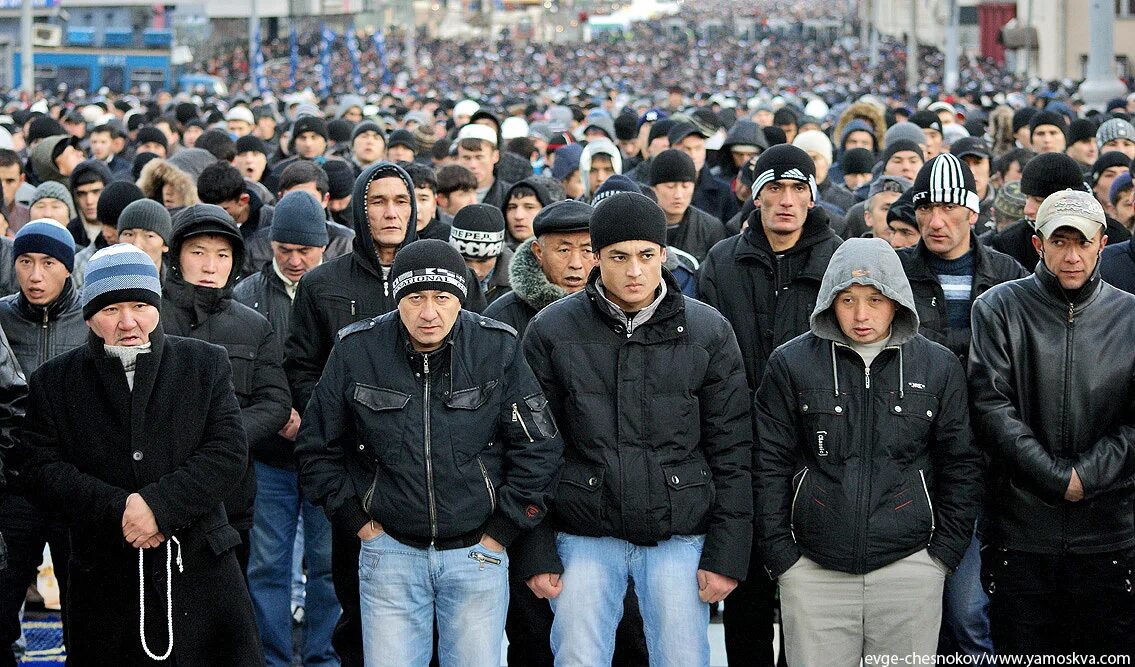 Уезжают ли таджики после теракта. Толпа таджиков. Толпа казахов. Толпа киргизов. Москвабад.