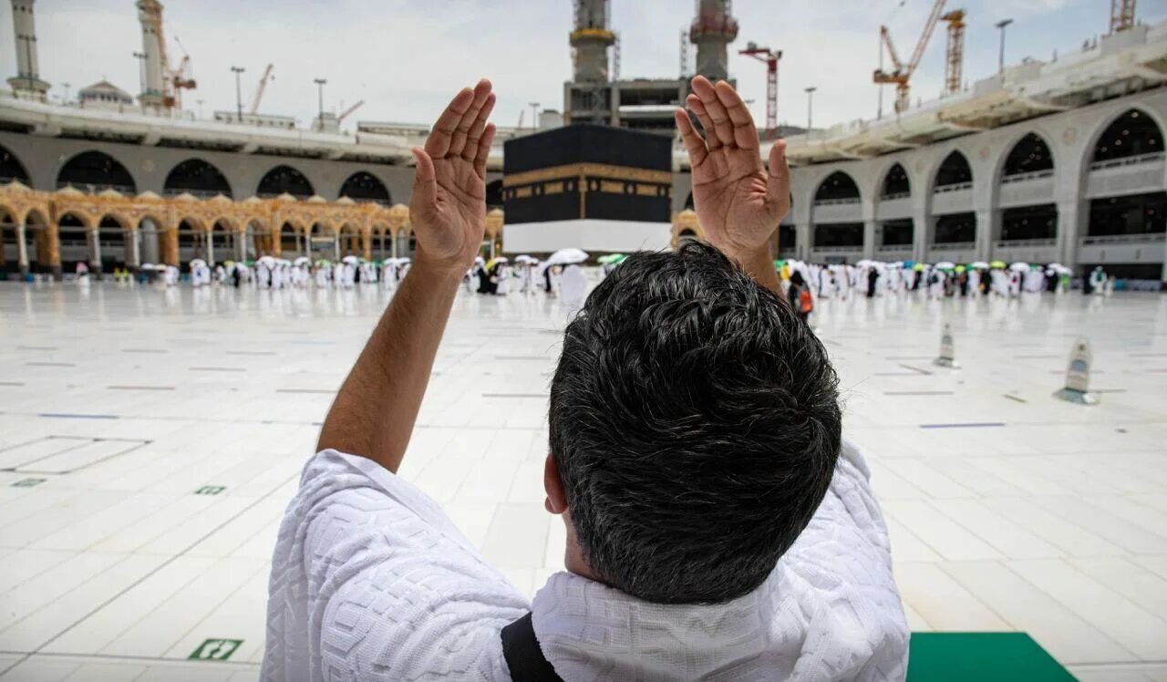 Kaaba Tawaf Cry. Dua in Masjed Haram hands up. Мекка прямой эфир сейчас