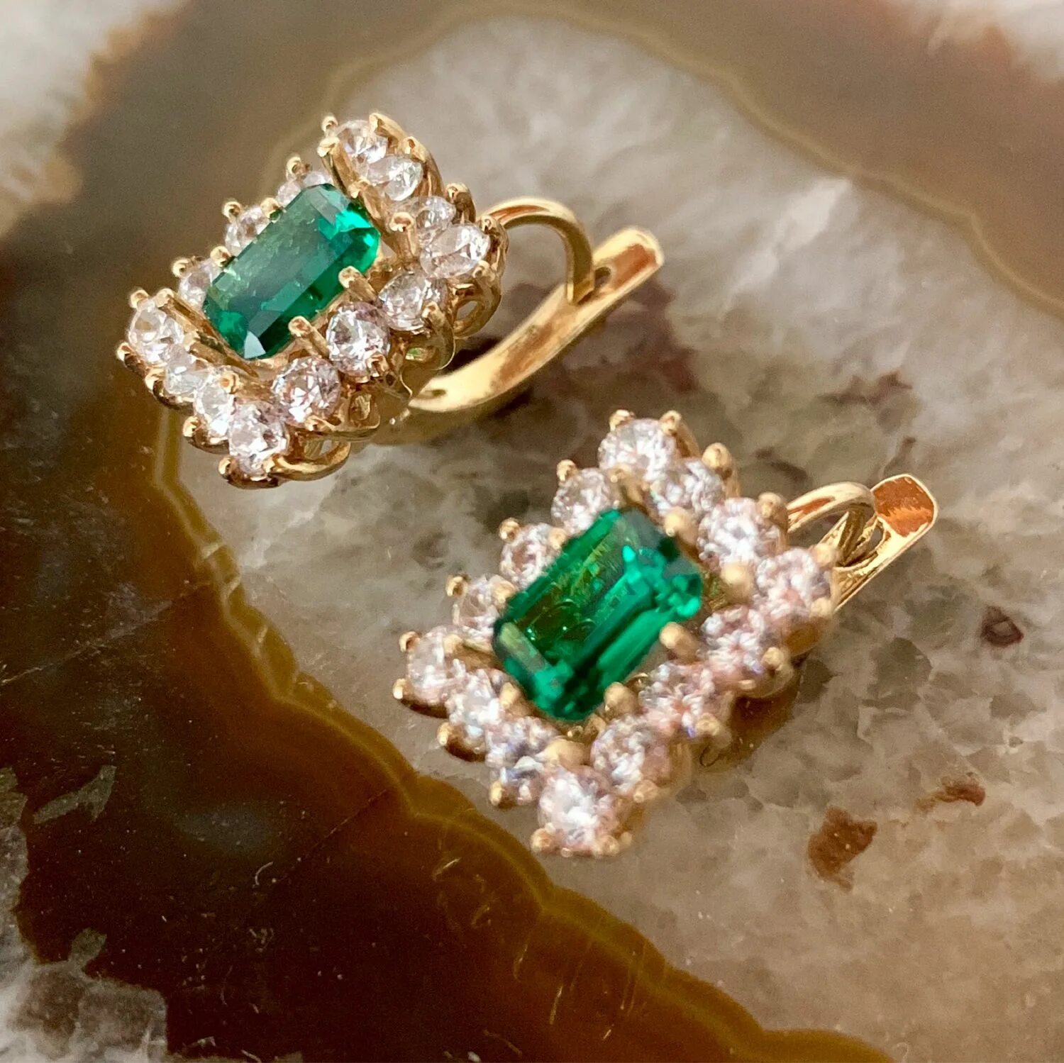 Серьги с багетными бриллиантами. Серьги багет. Серьги с бриллиантами огранка багет. Coster diamond серьги с бриллиантами. Серьги с розовым сапфиром.