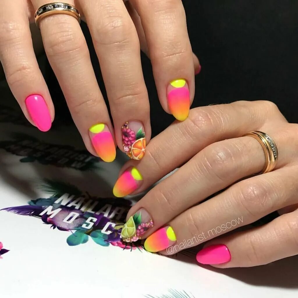 Яркие ногти с рисунком. Яркий маникюр. Яркие разноцветные ногти. Разноцветные летние ногти. Летний маникюр разноцветный.