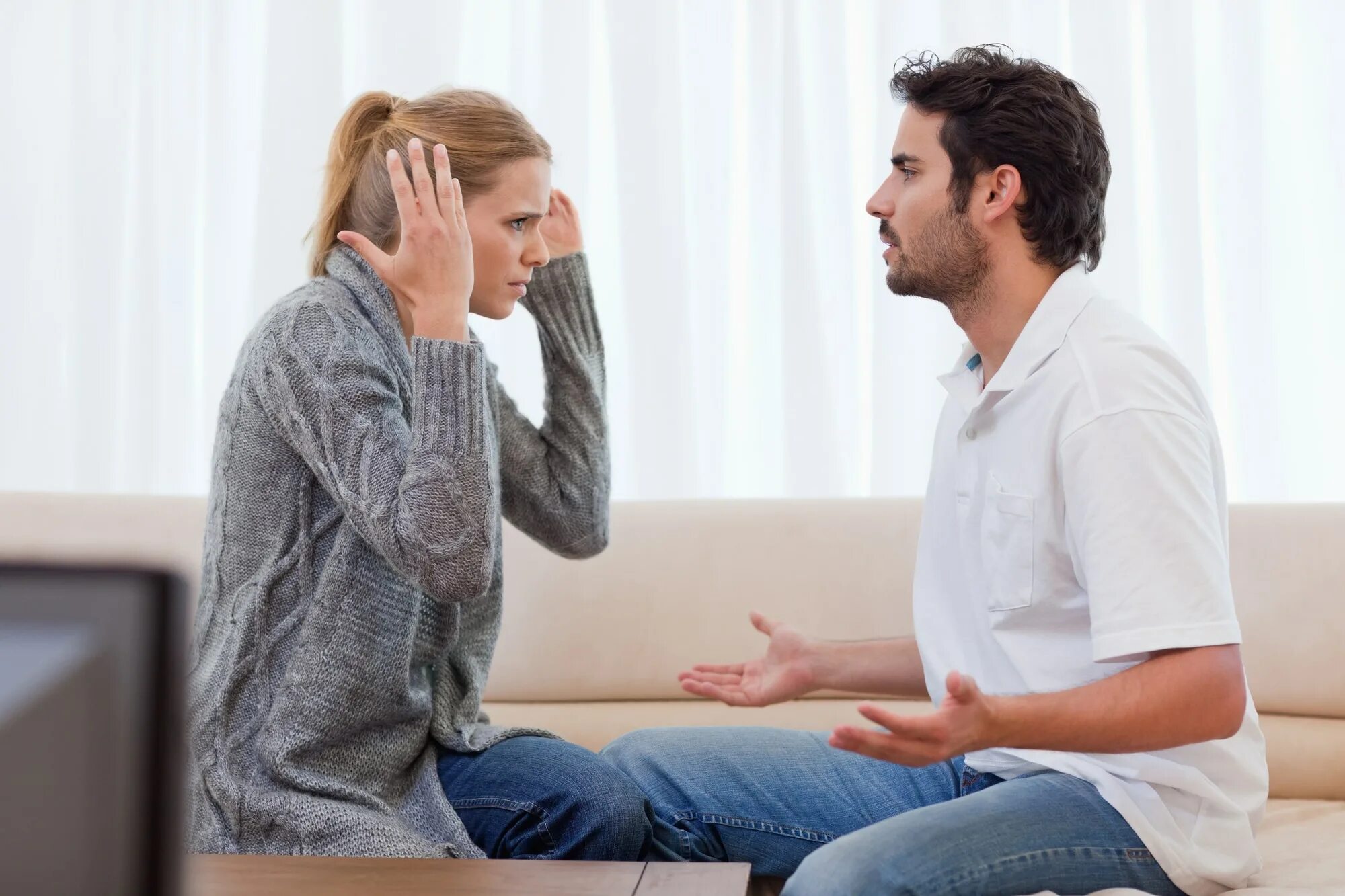 Психология между мужем. Мужчина и женщина беседуют. Разговор между мужчиной и женщиной. Разговор мужчины и женщины. Люди ссорятся.