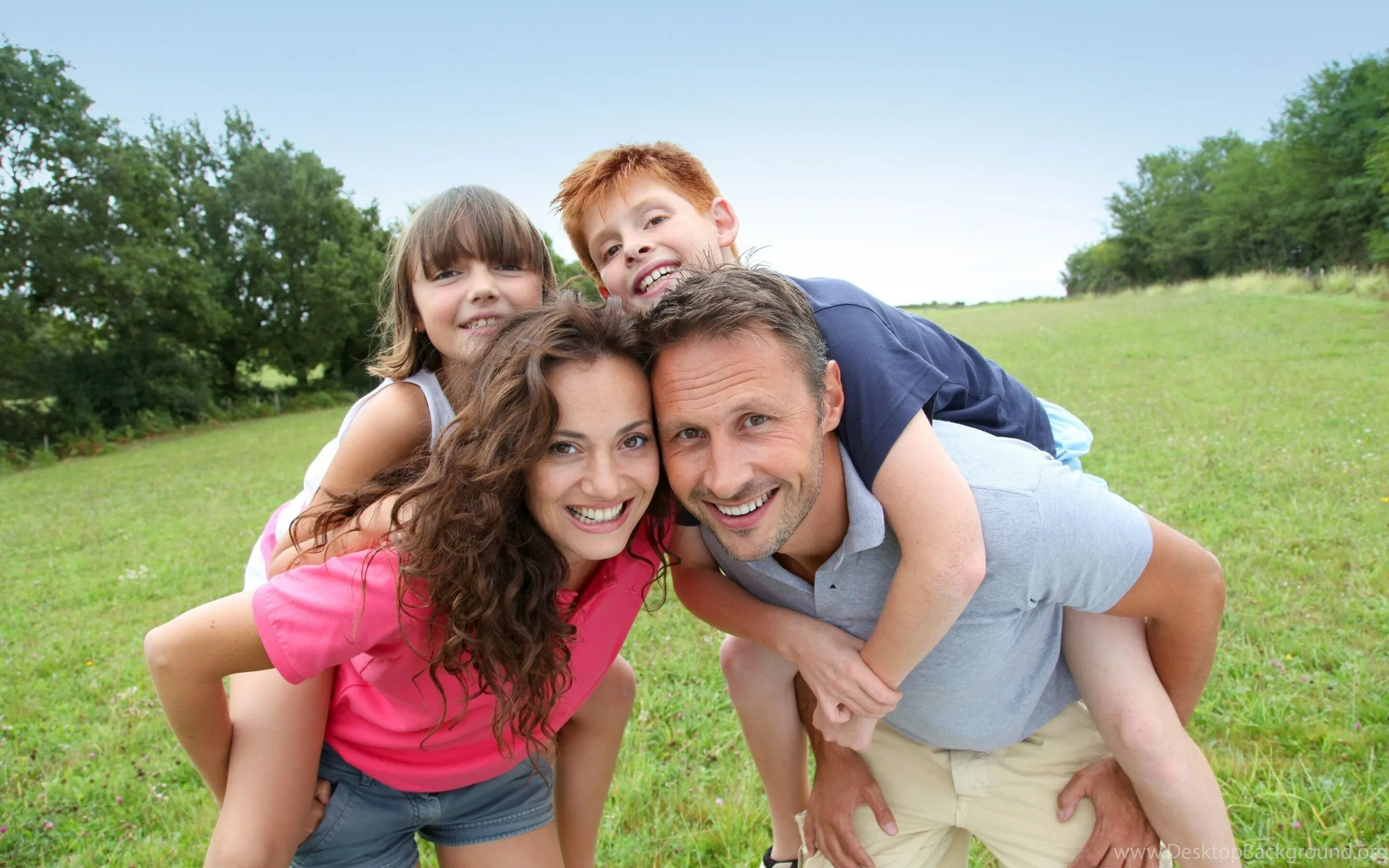 Something family. Родители с детьми на природе. Ребенок в семье. Семейные фотографии. Счастливая семья.