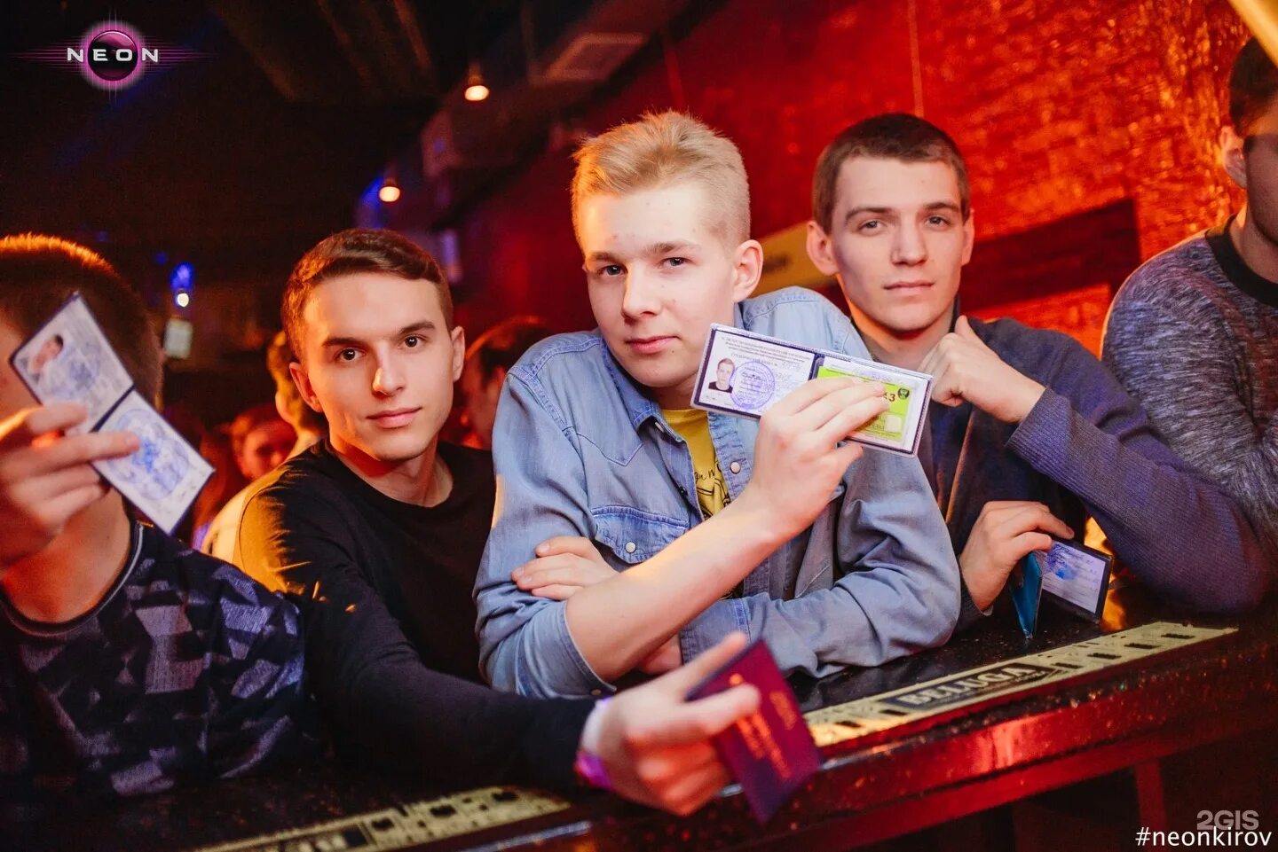 сотрудники неон киров. неон киров ночной клуб. бар неон киров. Neon киров. рц neon киров.