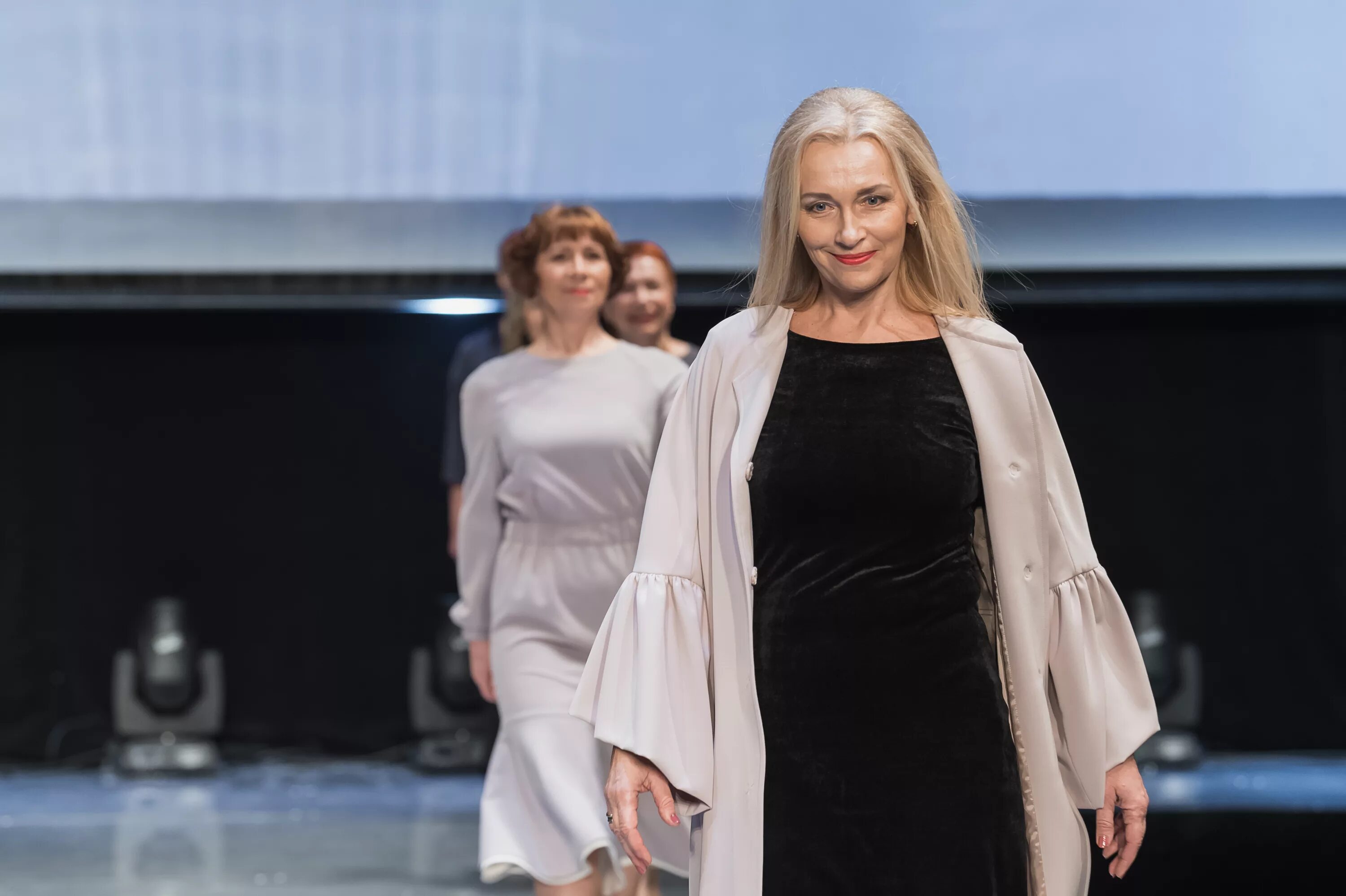 Платье бохо с подиумов. Подиум зрелой красоты. Зрелая красота. Подиум зрелой. Модные показы возрастных моделей.