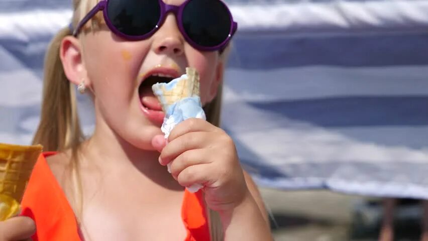 Включи видео мороженое. Девочка ест фруктовый лед видео. Девушки едят мороженое на морозе.