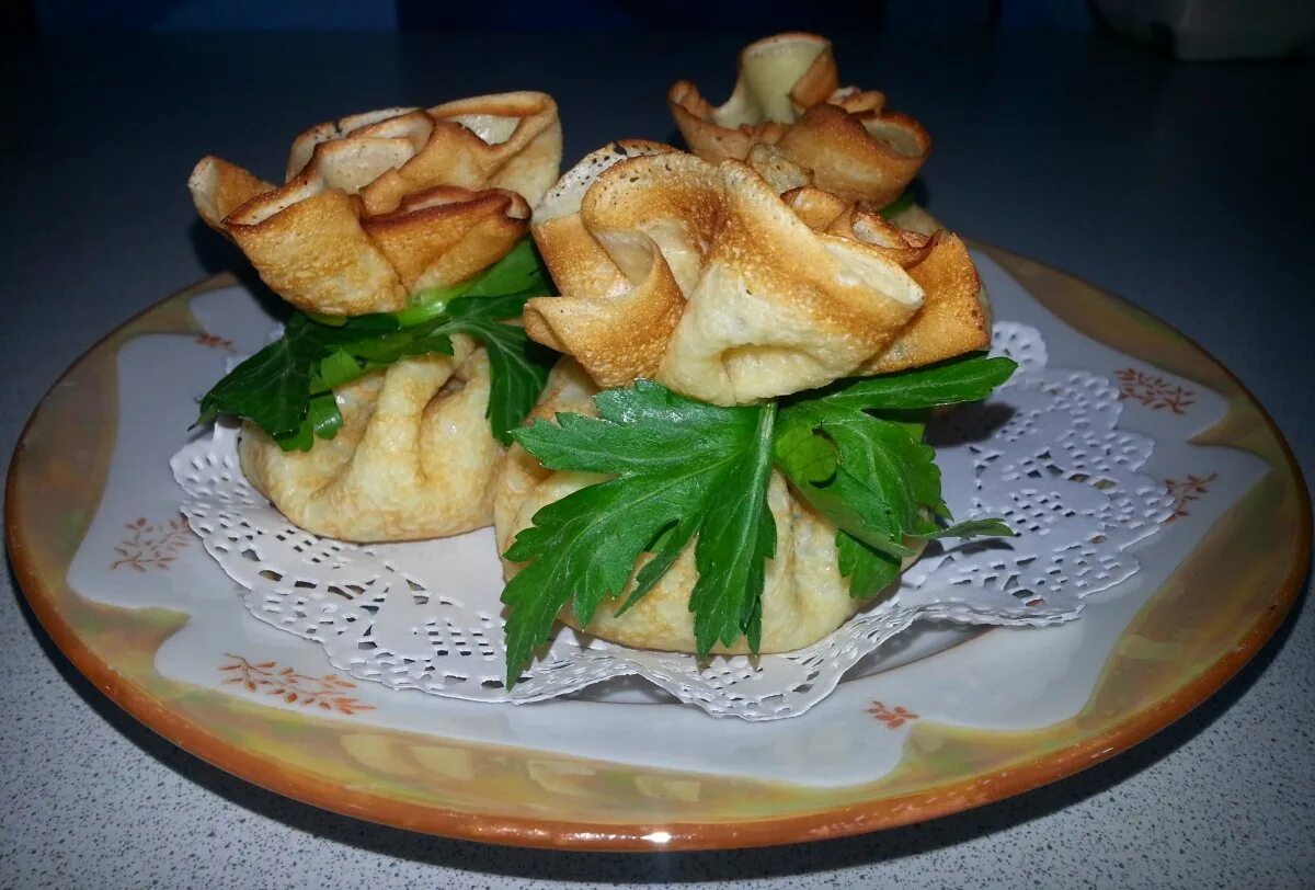 Оригинальная подача блино. Красивая подача блинчиков. Блинчики украшение на масленицу. Как красиво оформить блины на масленицу. Красивое блюдо на масленицу.