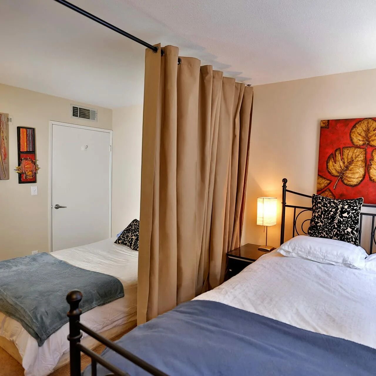 Перегородка штора для зонирования комнаты. Зонирование шторами спальной и детской. Разделение комнаты шторами. Зонирование комнаты шторами. Разделить комнату на две зоны шторами.