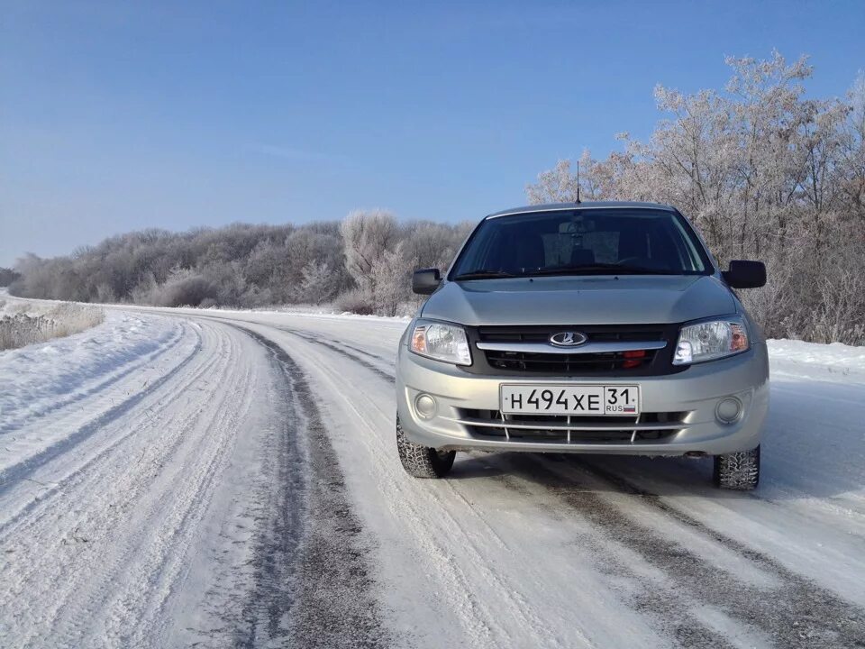 Зимняя гранта с фарами. Оранжевая гранта. Гранту зима. Машина гранта серебристая зимой. Гранта зимой.