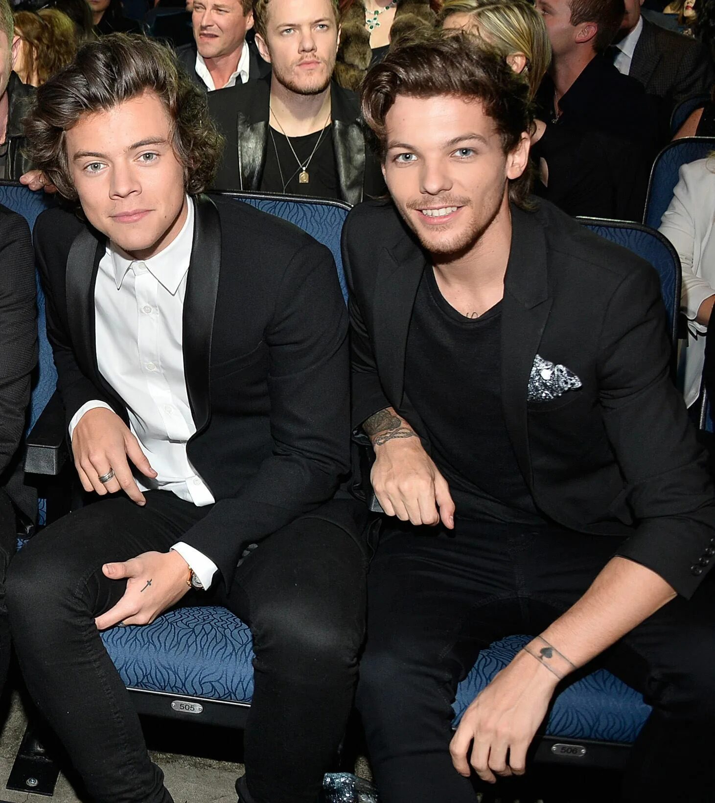 They were sitting. Гарри Стайлс и Луи Томлинсон. Harry Styles и Луи Томлинсон. Harry Styles and Louis Tomlinson. Луи Томлинсон и Гарри.