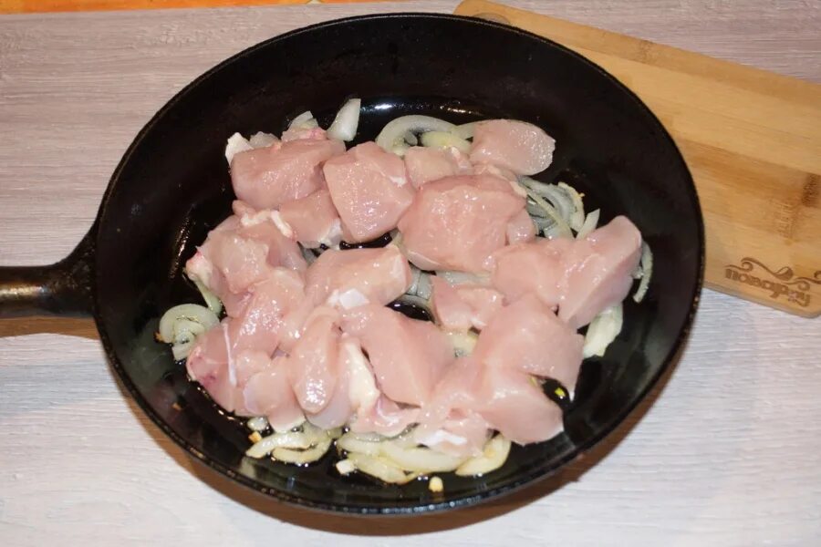 Приготовить индейку быстро и вкусно на сковороде. Кусочки тушеной индейки. индейку отварить и обжарить. филе индейки на сковороде. блюда из филе индейки простые и вкусные на сковороде.