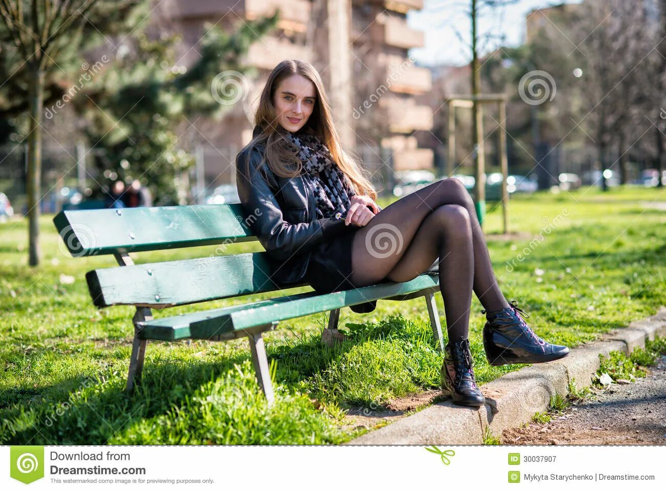 Красавица снимает юбку в парке на лавочке - фото
