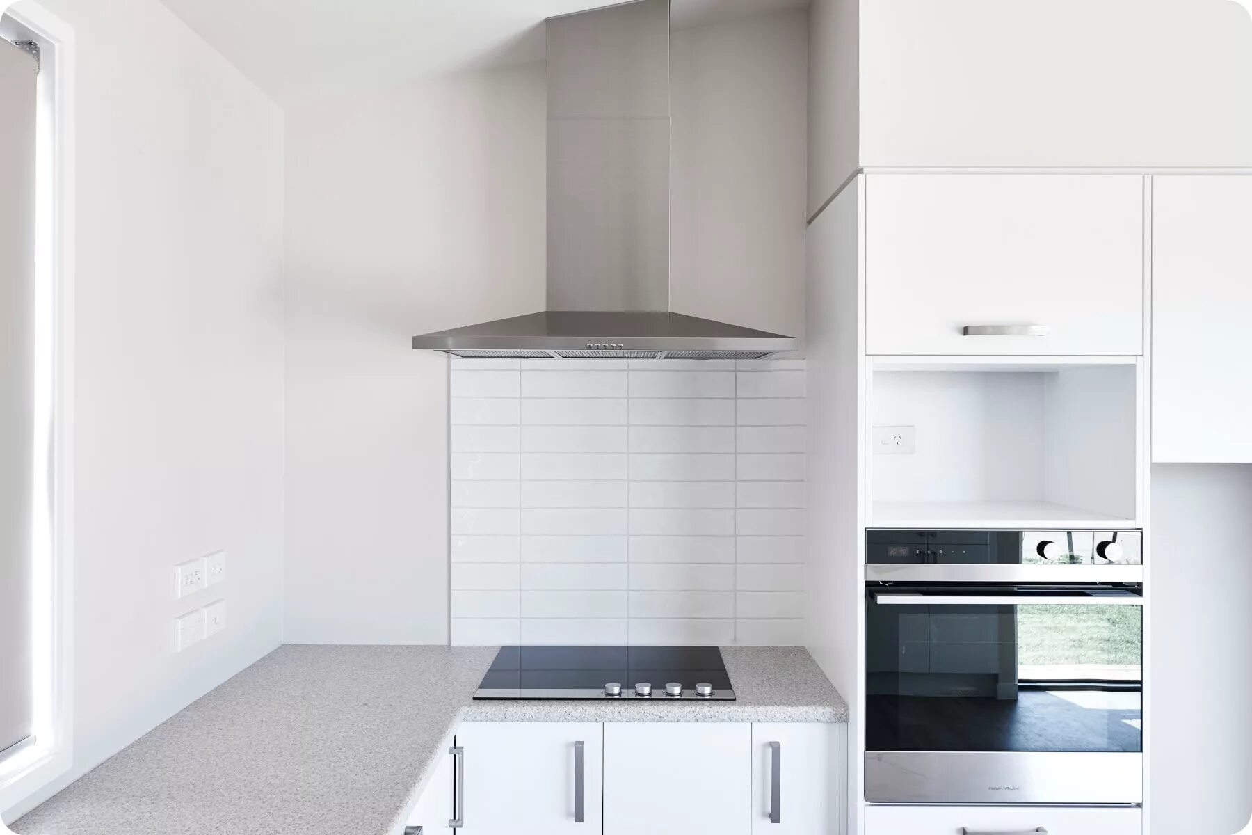 Настенный котел. Газовый котел ariston clas system 28cf. Вытяжка на кухне с газовой колонкой. Газовая колонка на кухне. Шкаф над вытяжкой.