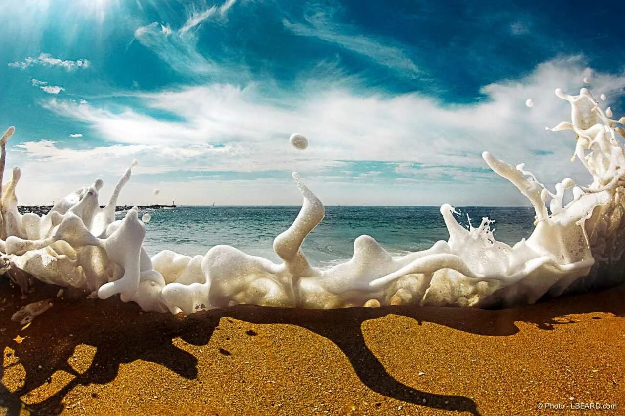 Выбрав где нибудь сухой песчаный берег. Морская пена. море пена. море вдохновение. морская пена на берегу моря.
