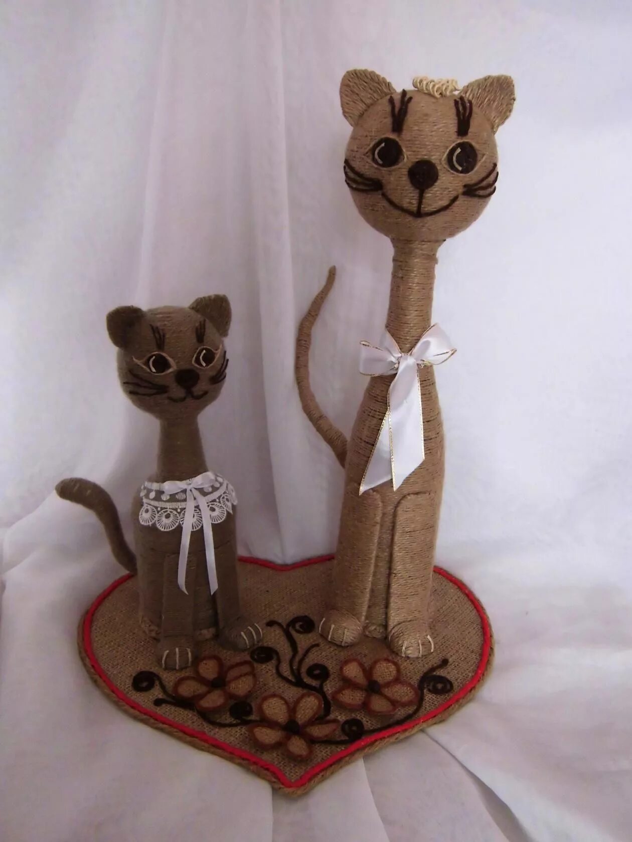 кошки из шпагата и кофейных зерен. кошка из джута. поделки из джута. кошечка из джута и бутылки. поделки из шпагата.