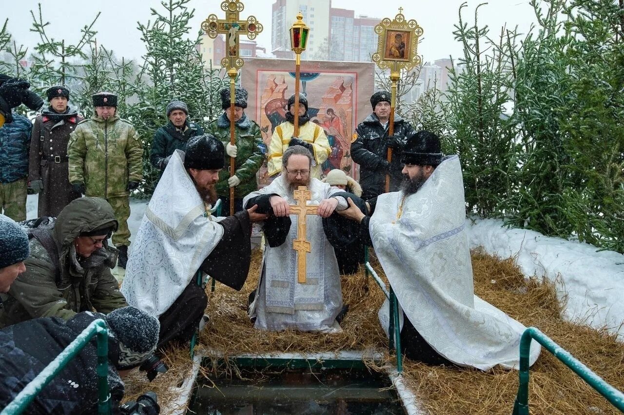 19 января 2025. Освящение воды на крещение. освящение. праздник крещения руси в 2025 году. крещение 2025 с праздником.