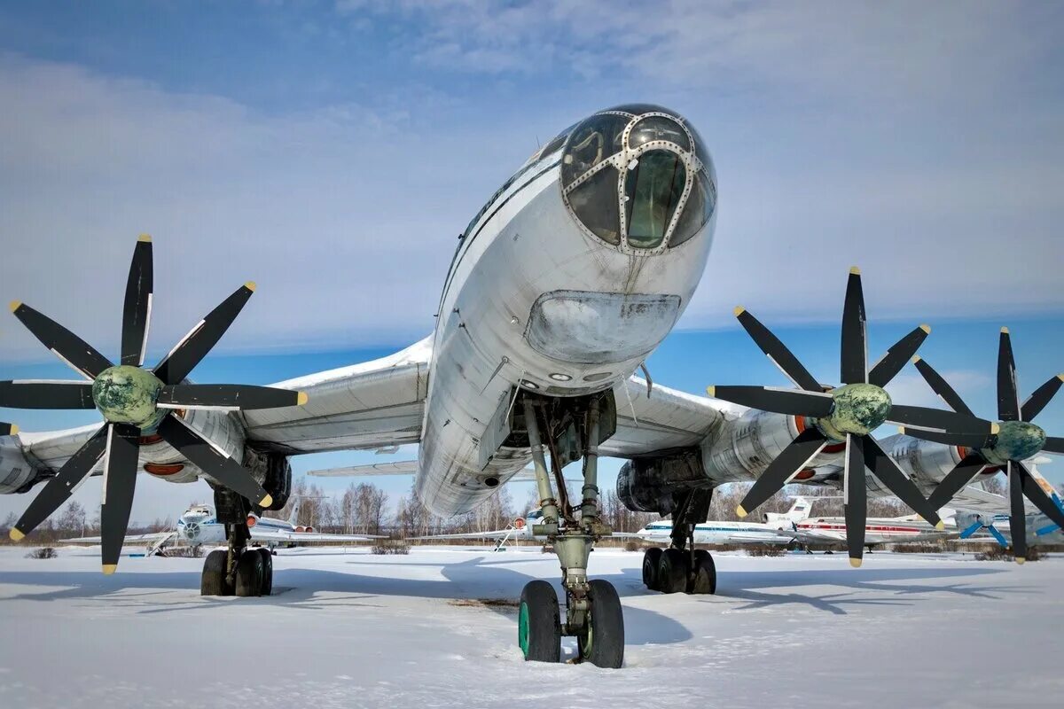 Туполев ту-95мс. Ту-95мс. Стратегический турбовинтовой бомбардировщик ту-95мс. Два ту 95. Самолёт бомбардировщик ту 95.