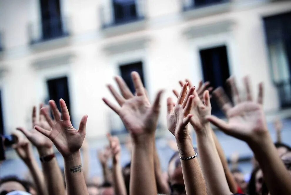 Поднятая рука. Много людей с поднятыми руками. Рука тянется вверх. Толпа с поднятыми руками.