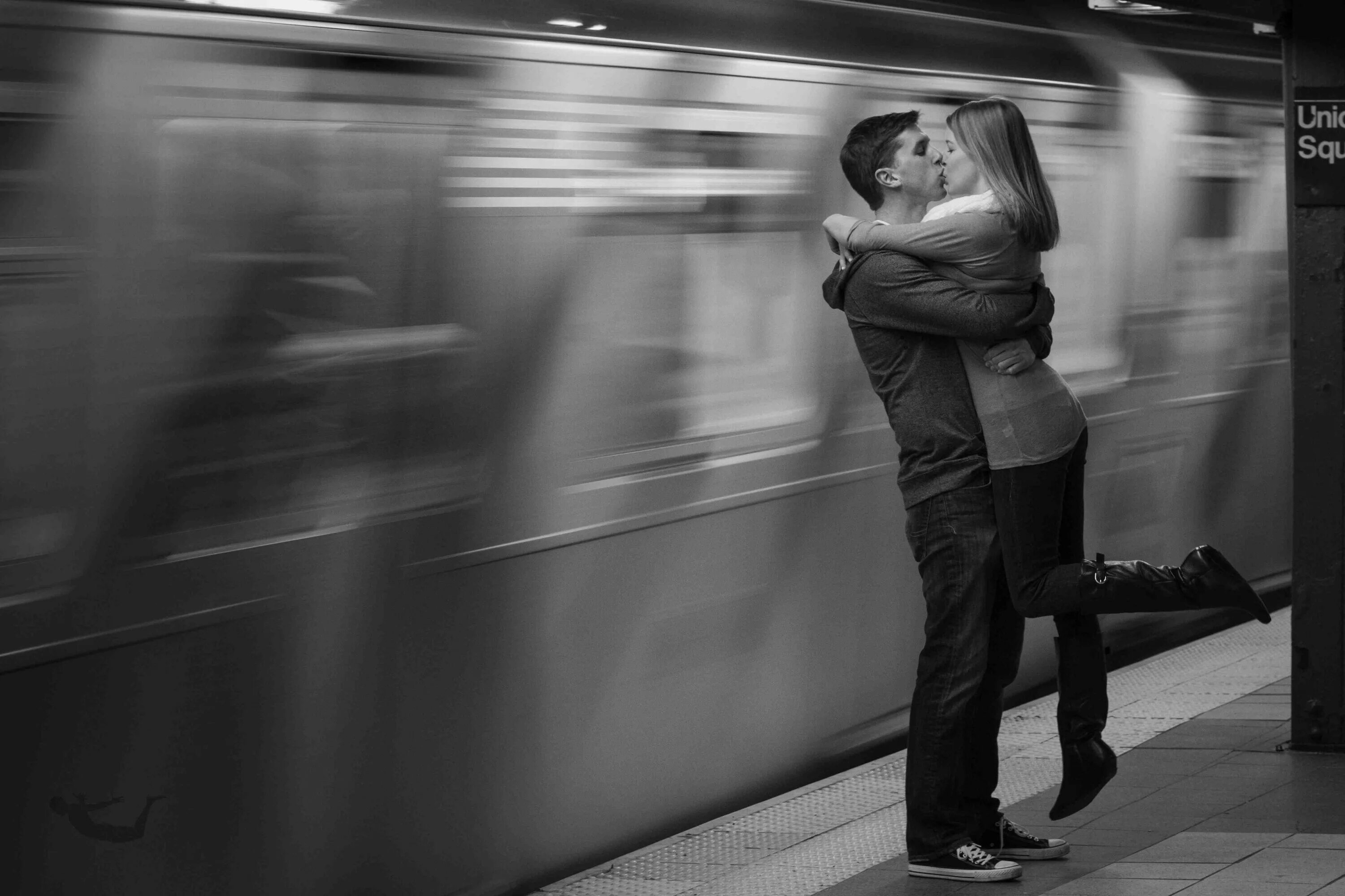 Девушка провожает поезд. Встреча влюбленных. Пара на вокзале. Парень и девушка на вокзале.