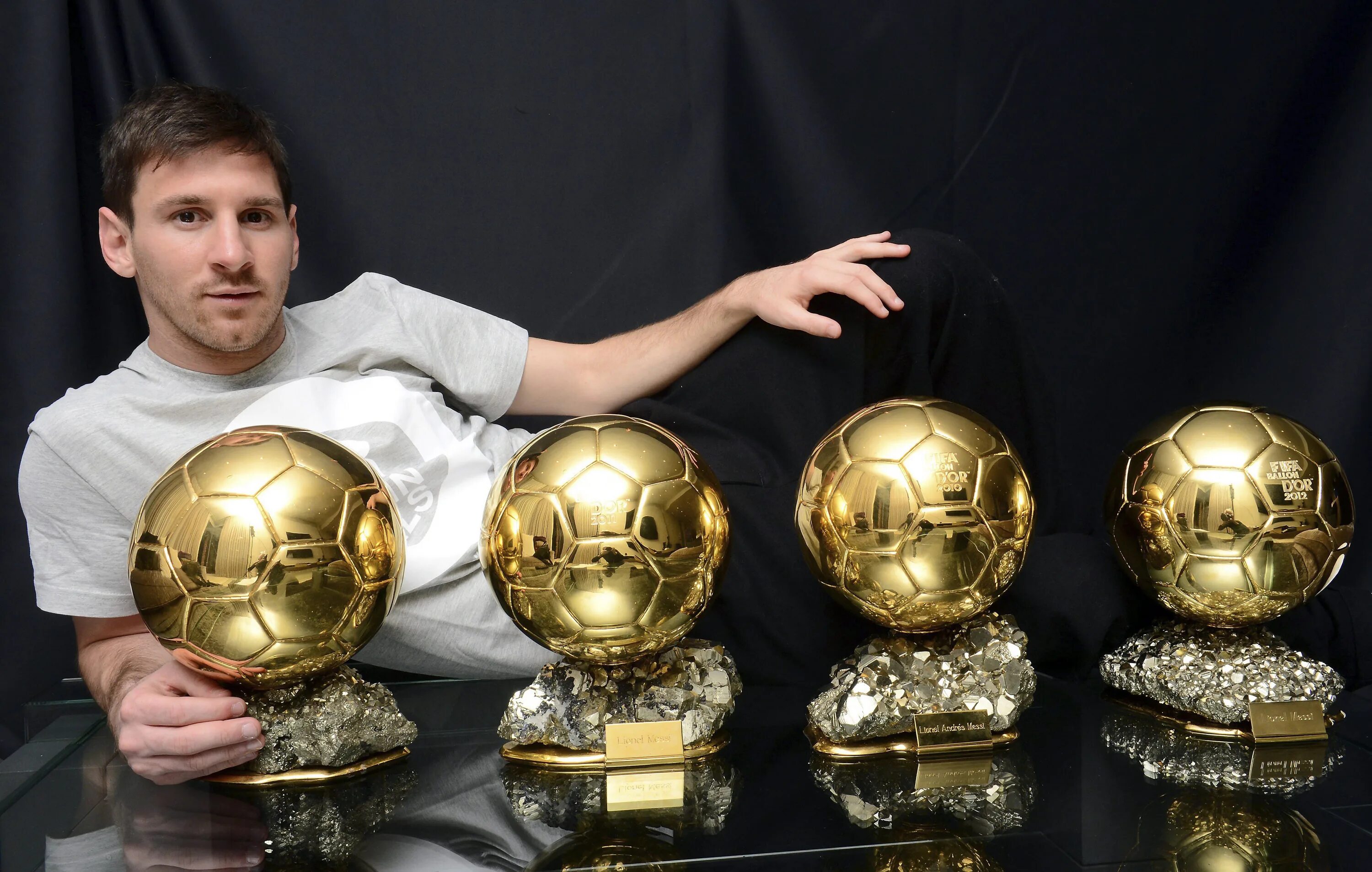 Кто первый получил золотой. Лионель Месси золотой мяч. Messi золотой мяч 6. Barcelona Messi золотой мяч. Лионель Месси золотой мяч 2019.