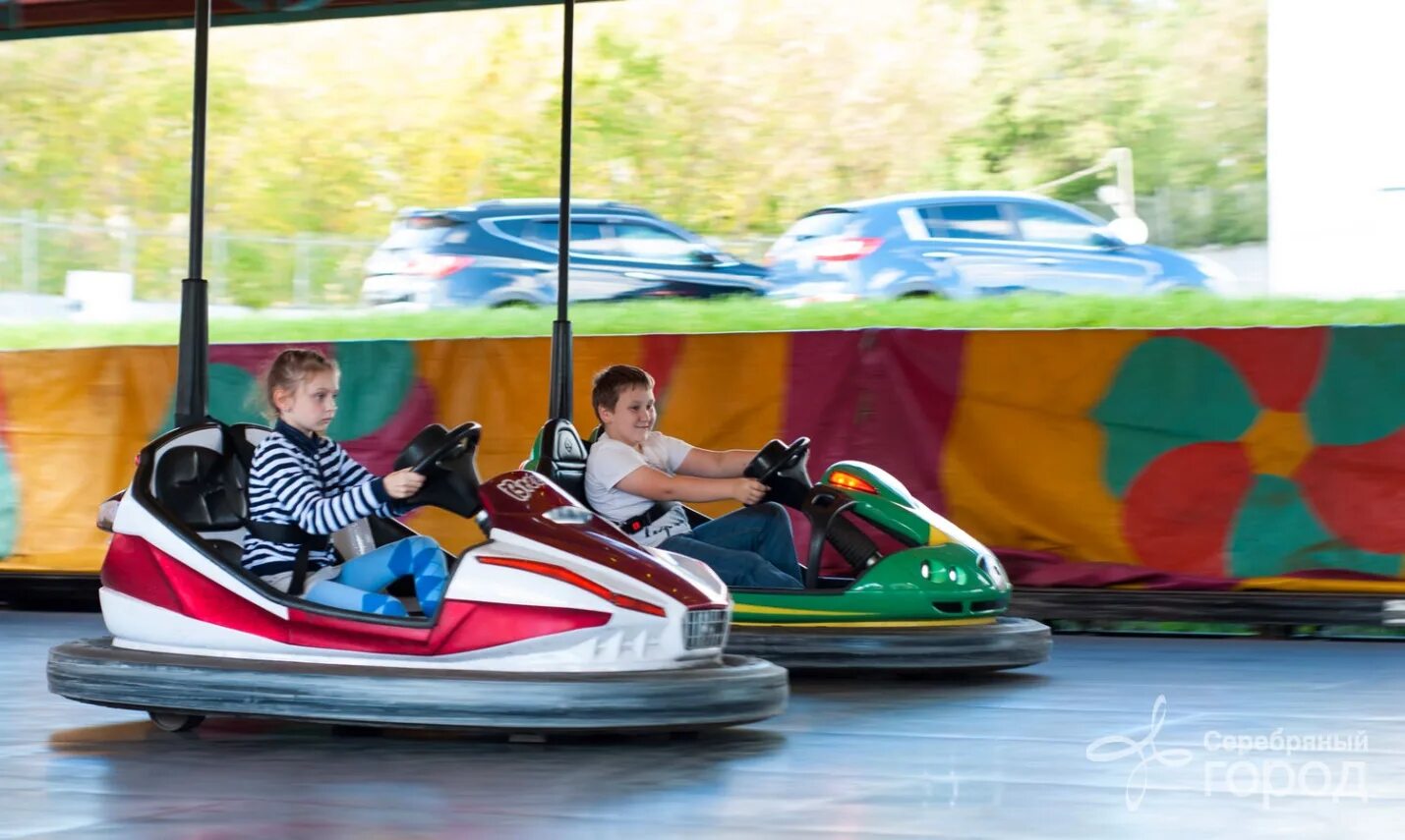 Гонка наскар kansas. Аттракцион машинки электрические. Как называется где катаются на машинах. Картинг форза сочи. Nascar машины.