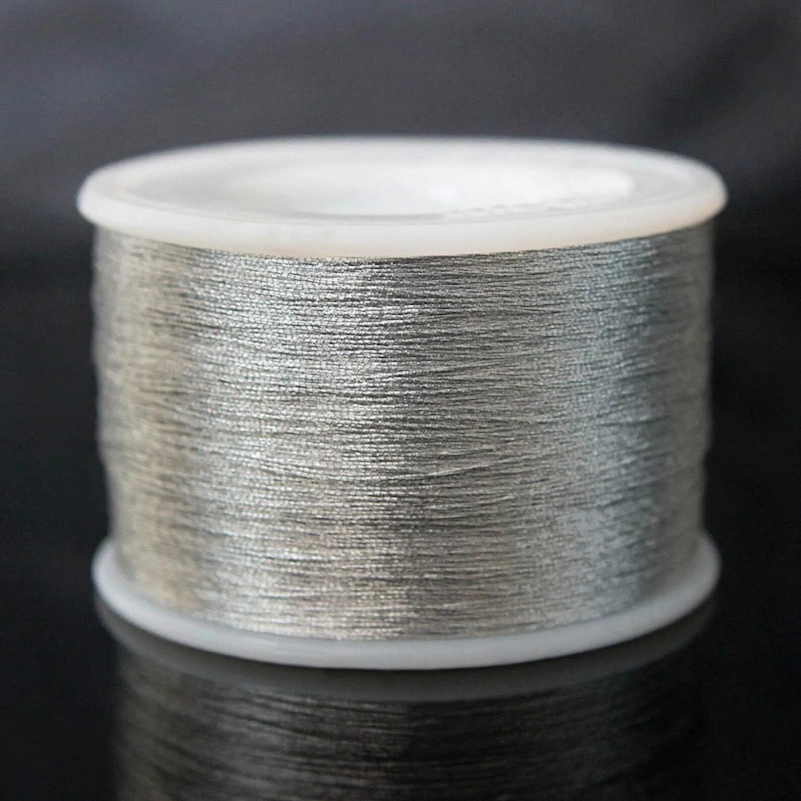 Стальная нитка. Silver thread нитки цвет 301. Металлическая нить. Вышивальная нить металлизированная. Одежда с металлической нитью.