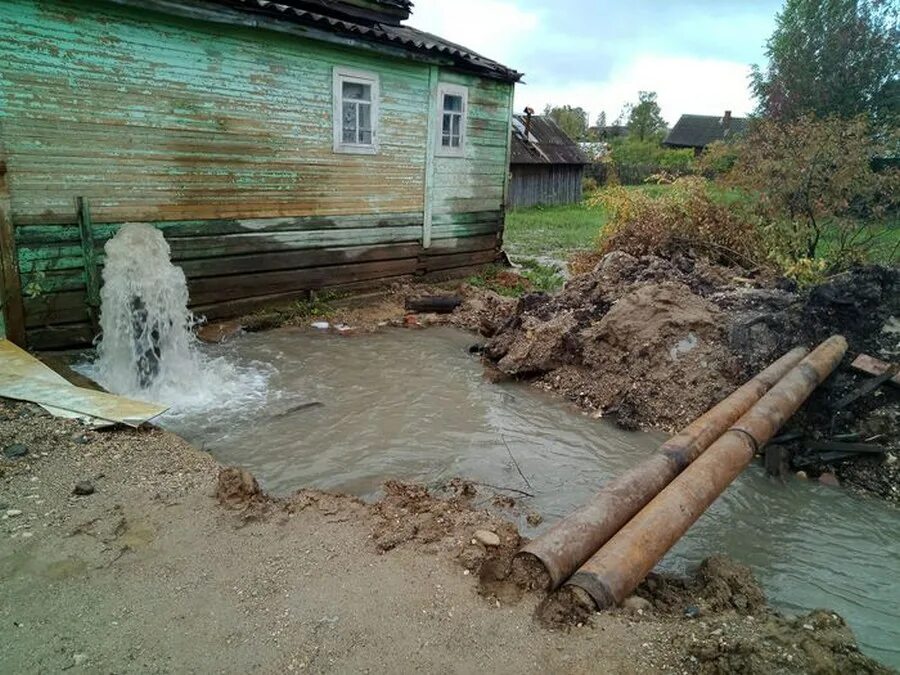 Залило скважину. Адская скважина в Белозерске. Самоизлив скважины в Белозерске. Скважина Белозерск потоп. Самоизливная скважина в Белозерске.