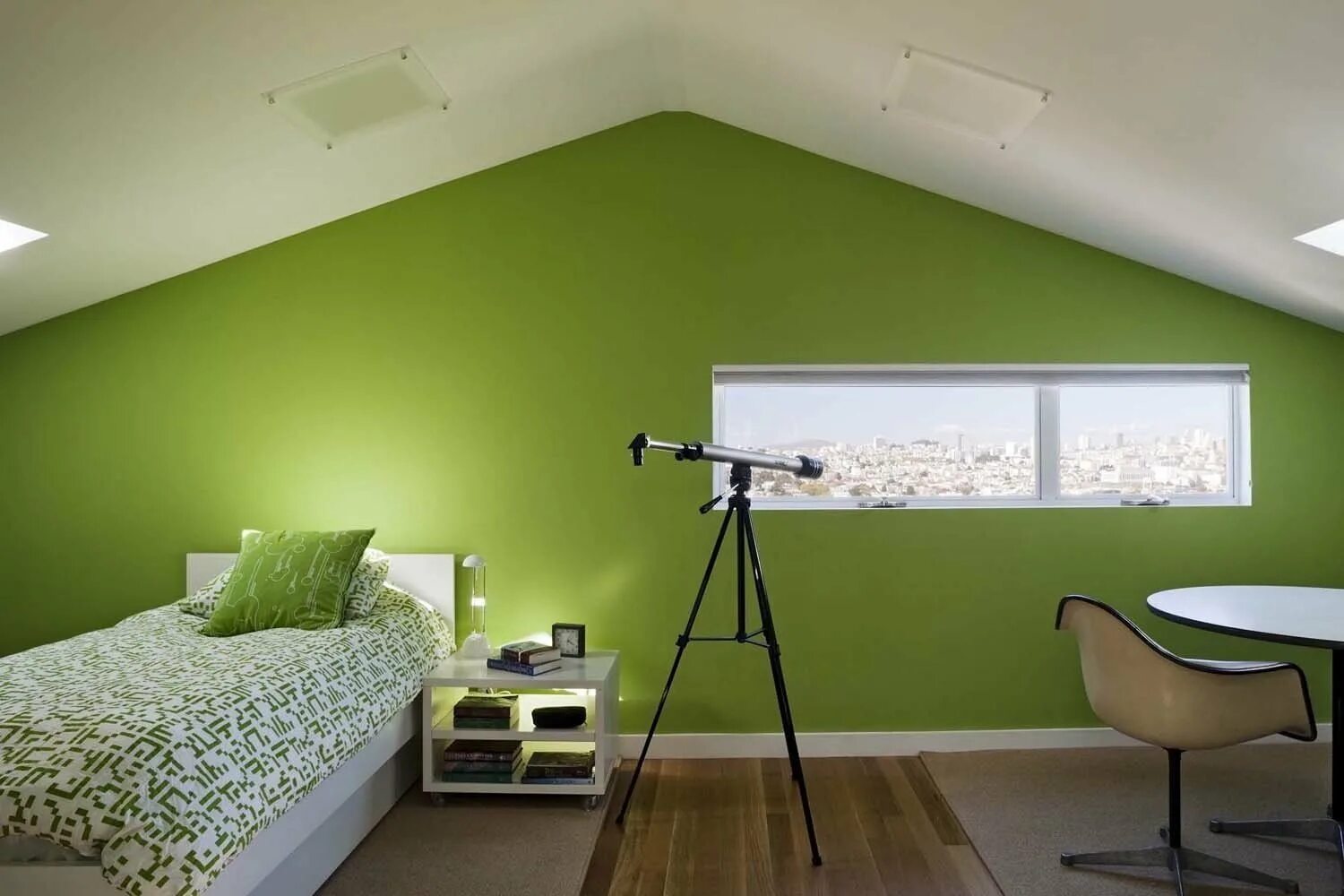 Салатовые стены. Комната с зелеными стенами. Покрашенные стены в интерьере. Комната в зеленых тонах интерьер. Покраска потолка доме