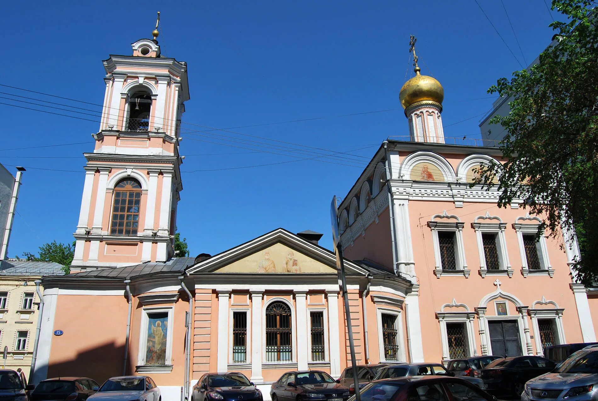 Воскресения словущего в брюсовом расписание. Церковь Вознесения Словущего Брюсов переулок. Брюсов переулок храм Воскресения Словущего. Храм Воскресения Словущего на Успенском Вражке в Москве. Воскресенская Церковь Брюсов переулок.