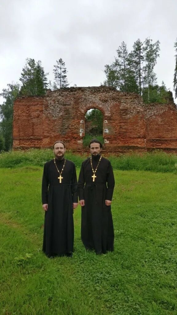 Шарапово дни. Храм Троицы в Шарапово. Церковь в Шарапово Шатурский. Село Шарапово Шатурский район. С Шарапово Шатурского района храм Троицы животворящий.