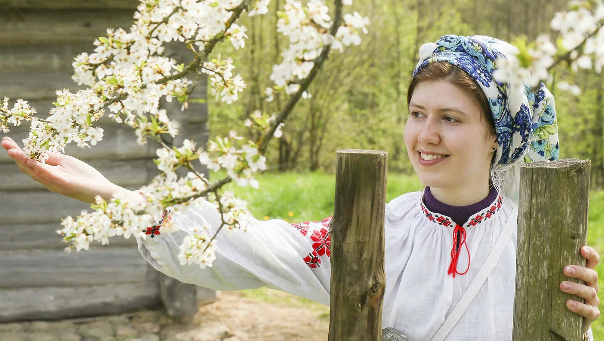 Живет в белорусском слушать. Девушки живущие в Белоруссии. Обряды и обычаи белорусов. Белоруссия деревни красивые. Дзяўчынка Беларусачка.