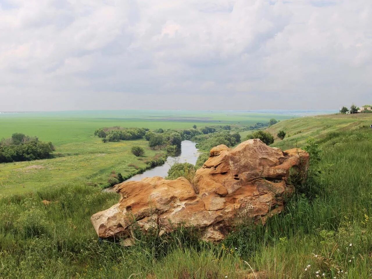 Валун маякиви. Тульская швейцария и конь-камень. Каменный дракон села александровского. Село камень фото. Синий камень липецкая область.