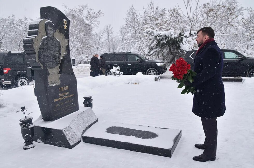 Гиви похоронен. Могила гиви и моторолы в донецке. Могила гиви. Гиви донбасс. Могила гиви 2022.