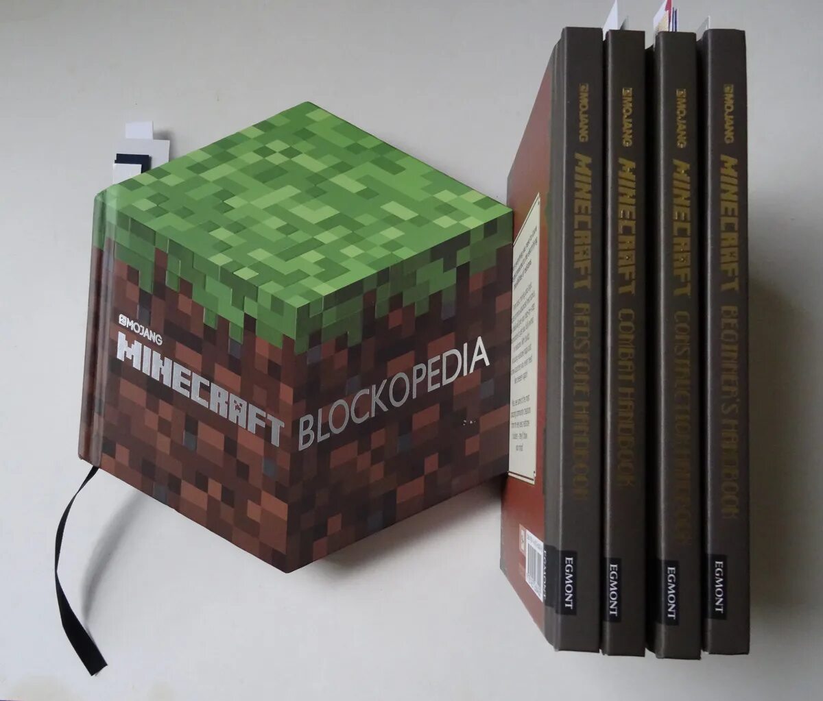 Продолжай книгу майнкрафт. Книжка майнкрафт. Minecraft книга. Энциклопедия по майнкрафту. Книжка из майнкрафт.