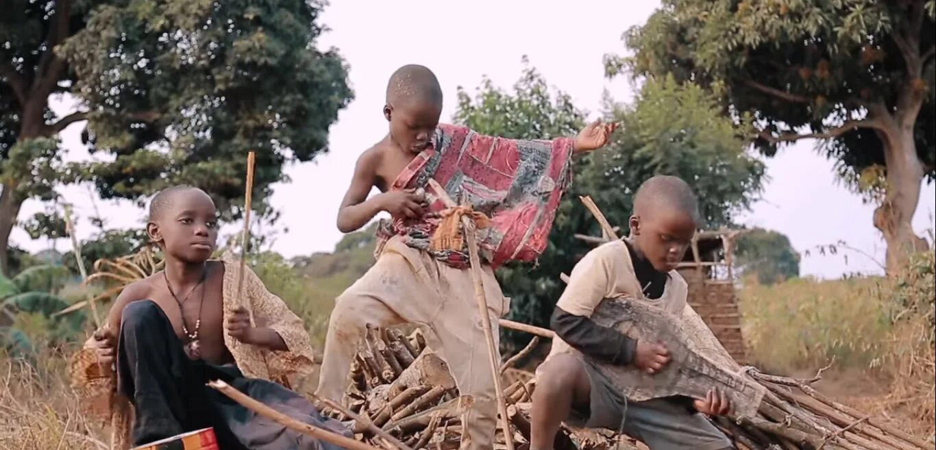 День защиты африканских детей. Africa 16. Фабрика детей в африке. Африканка с ребенком. День африканского ребенка.