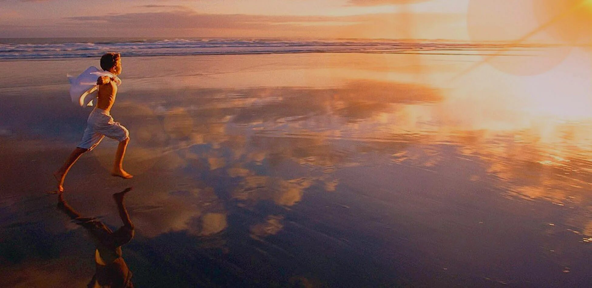 Девушка парит в воздухе. Девушка танцует в поле. Счастье. Последний вагон уходящего поезда. Навстречу друг другу.