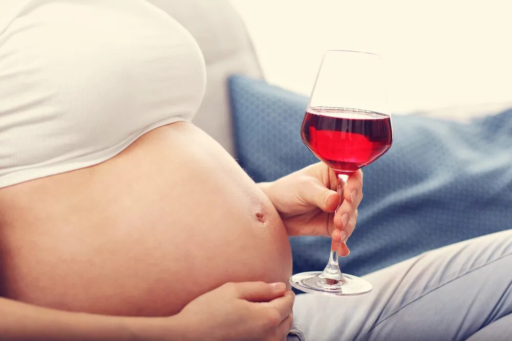 Бокал вина беременной. Алкоголь и беременность. Алкоголь и беременность картинки.