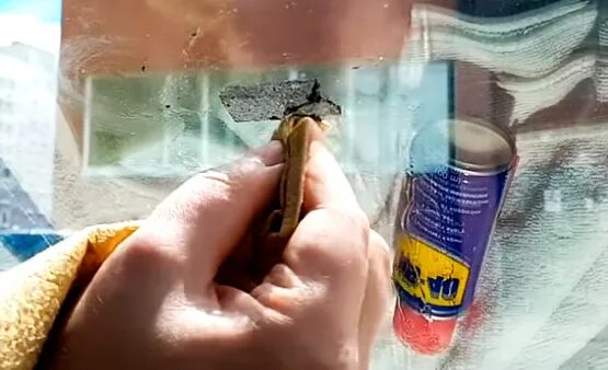 Как убрать следы скотча со стекла. Смывка двухстороннего скотча. оттереть скотч от пластика. отмыть скотч от пластиковых окон. скотч для пластиковых окон.