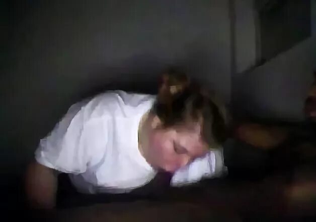 Спит в леггинсах. Снимаю скрытно спящую. Скрытая камера в спальне родителей. Спящую сестренку. Видеокамера в спальне.