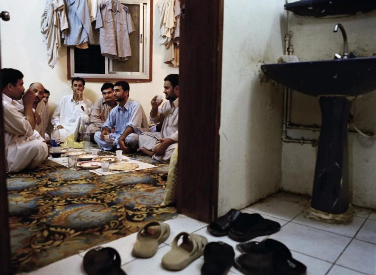 Бедные в арабских Эмиратах. Арабские эмираты бедные люди. Квартира араба. Бедняки в ОАЭ.