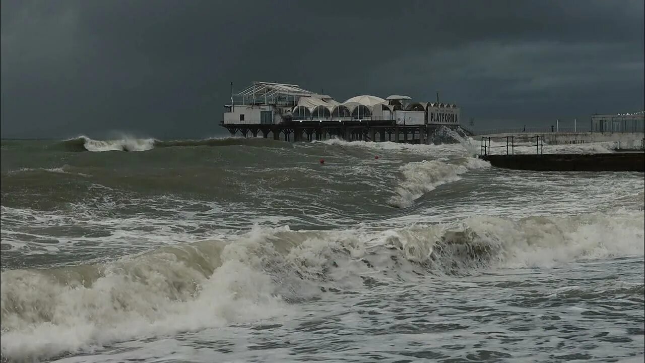 Видео шторма сегодня. Шторм в Сочи. Шторм на море Лоо. Ледяной шторм Сочи. В Сочи Лоо был шторм.