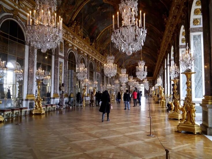 Версаль зеркальная галерея Версальского. Зеркальный зал Версальского дворца. Версальский дворец зал Дианы. Версальский дворец 1672.