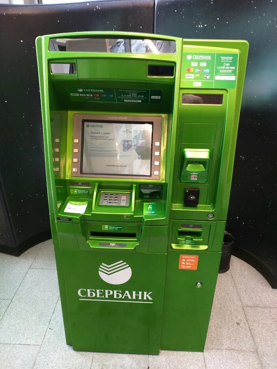 банкоматы в банке. дисплей банкомата сбербанка. банкомат сбербанка. новые банкоматы сбербанка. банкомат.