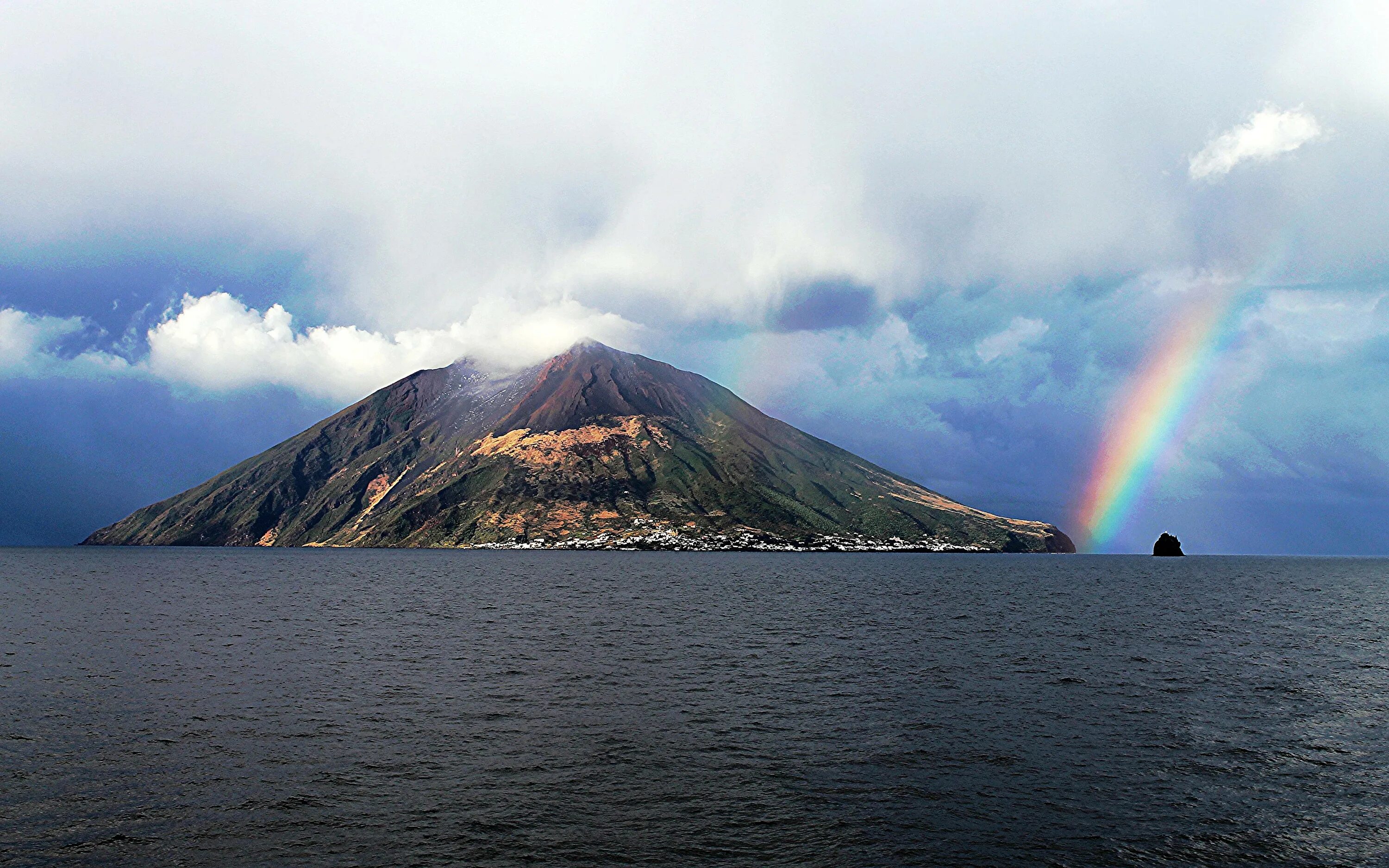 Какие вулканы на островах. Стромболи вулкан. Национальный парк уджунг-кулон и вулкан кракатау. Какие вулканы на островах. Стромболи вулкан.
