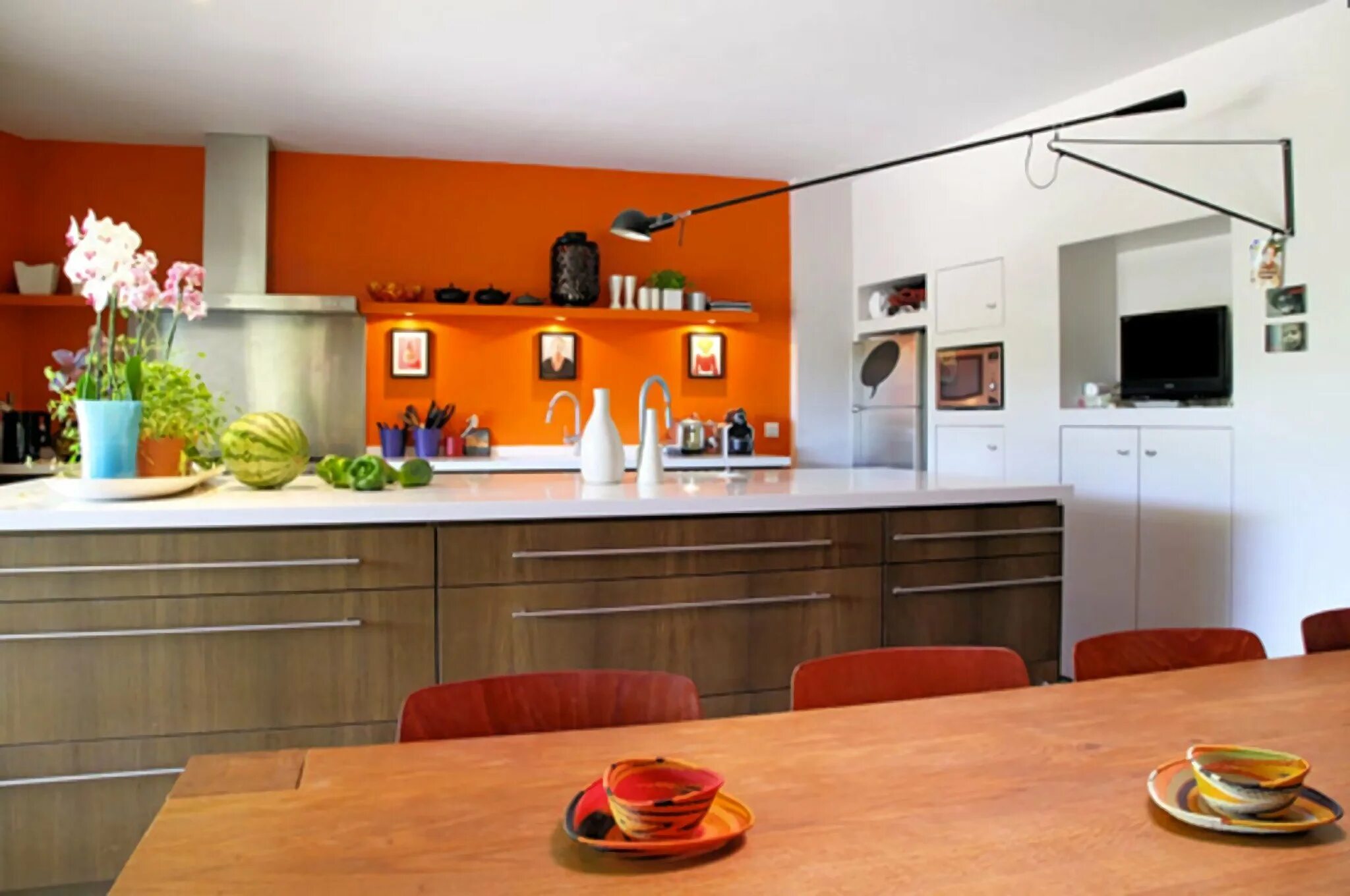 Какие цвета сочетаются на кухне. Кухни оранжевого цвета. Оранжевые стены на кухне. Кухня терракотового цвета. Оранжевая кухня в интерьере.