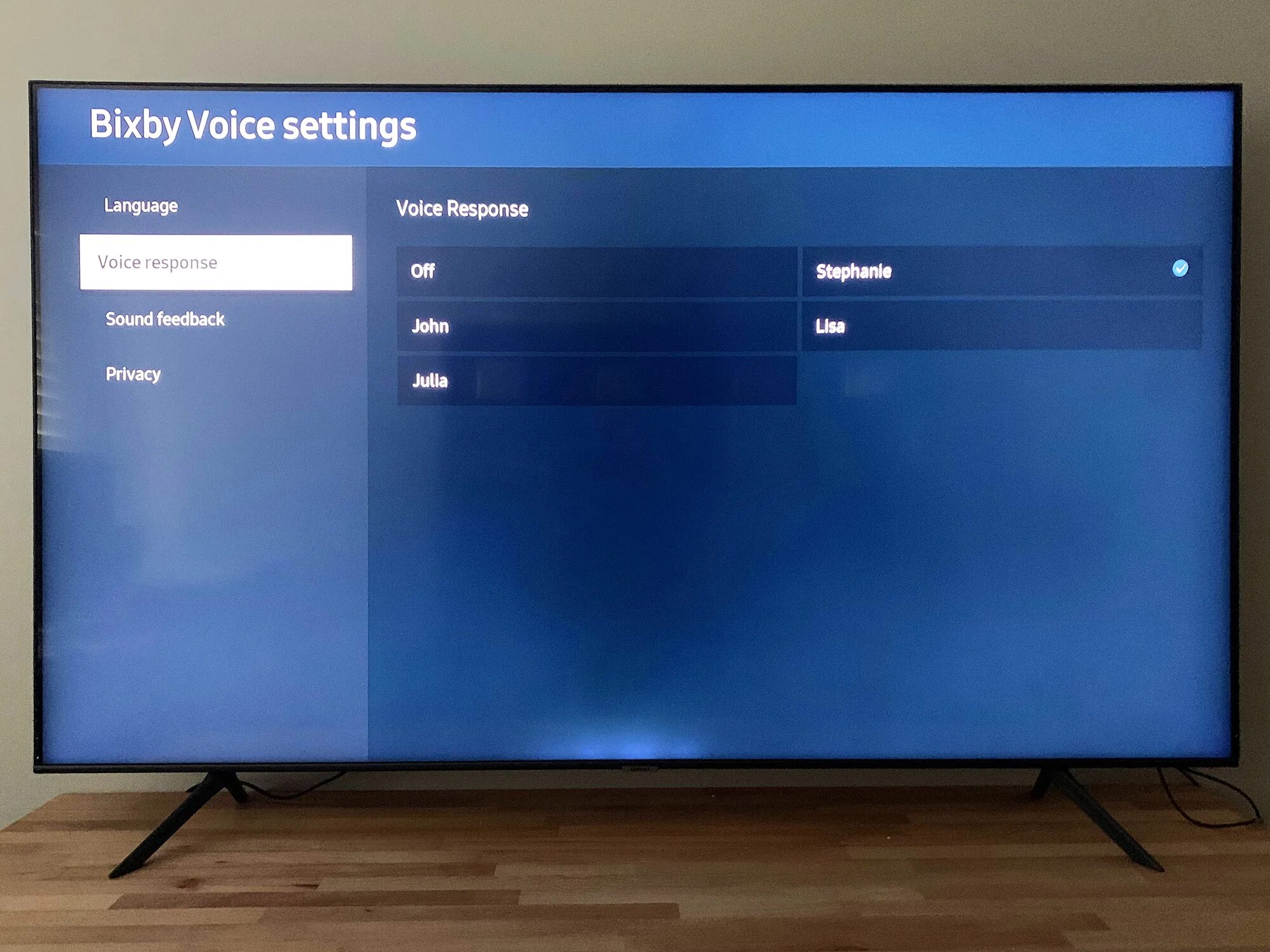 Samsung телевизор 2020 года. Телевизор с голосовым управлением. ТВ самсунг au9000. Настройка голосового управления телевизора.